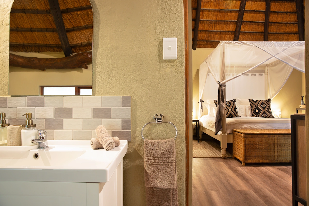 Kambaku Safari Lodge familiekamer met badkamer 001.webp
