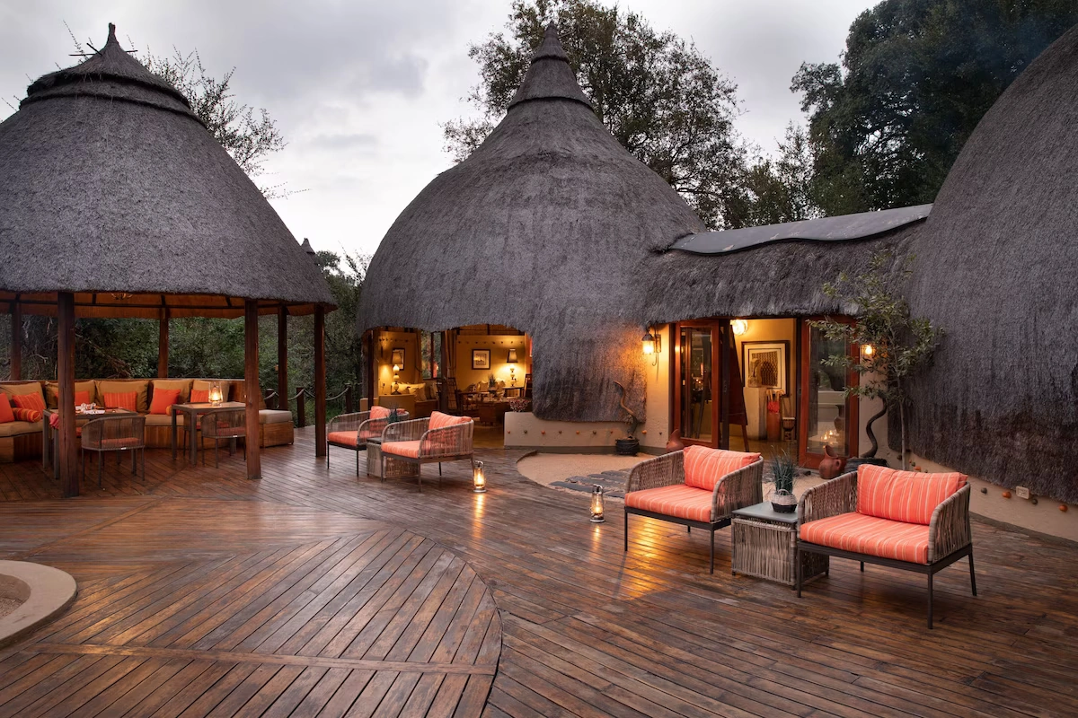 Hoyo Hoyo Safari Lodge terras 001.webp