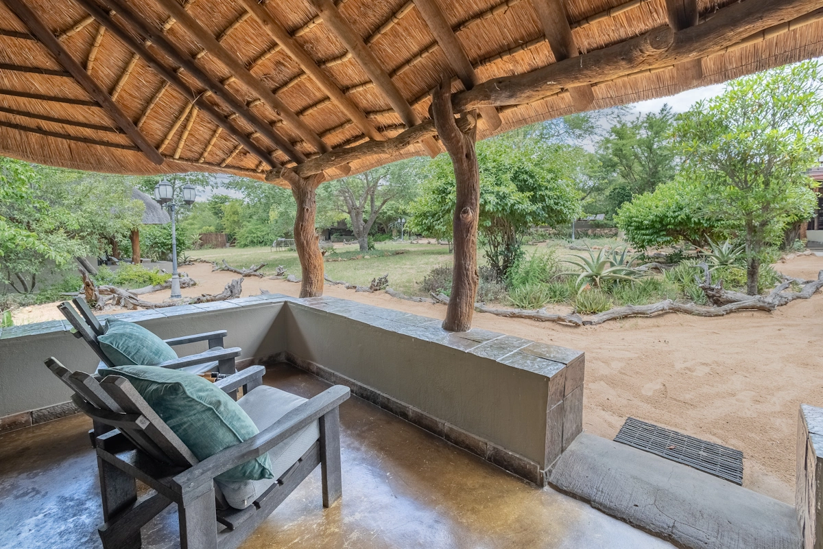 Kambaku Safari Lodge kamer buiten zitten 001.webp