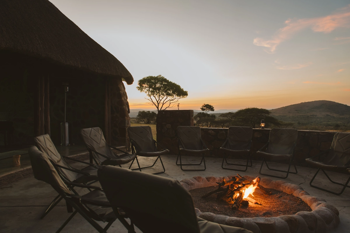Makongo Hills Lodge kampvuur 001.webp