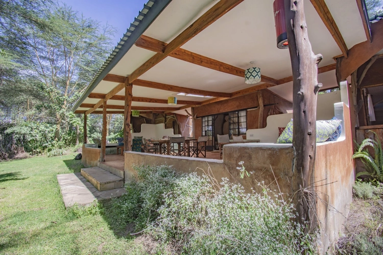 Carnelly’s Camp at Lake Naivasha buiten zitten 002.webp