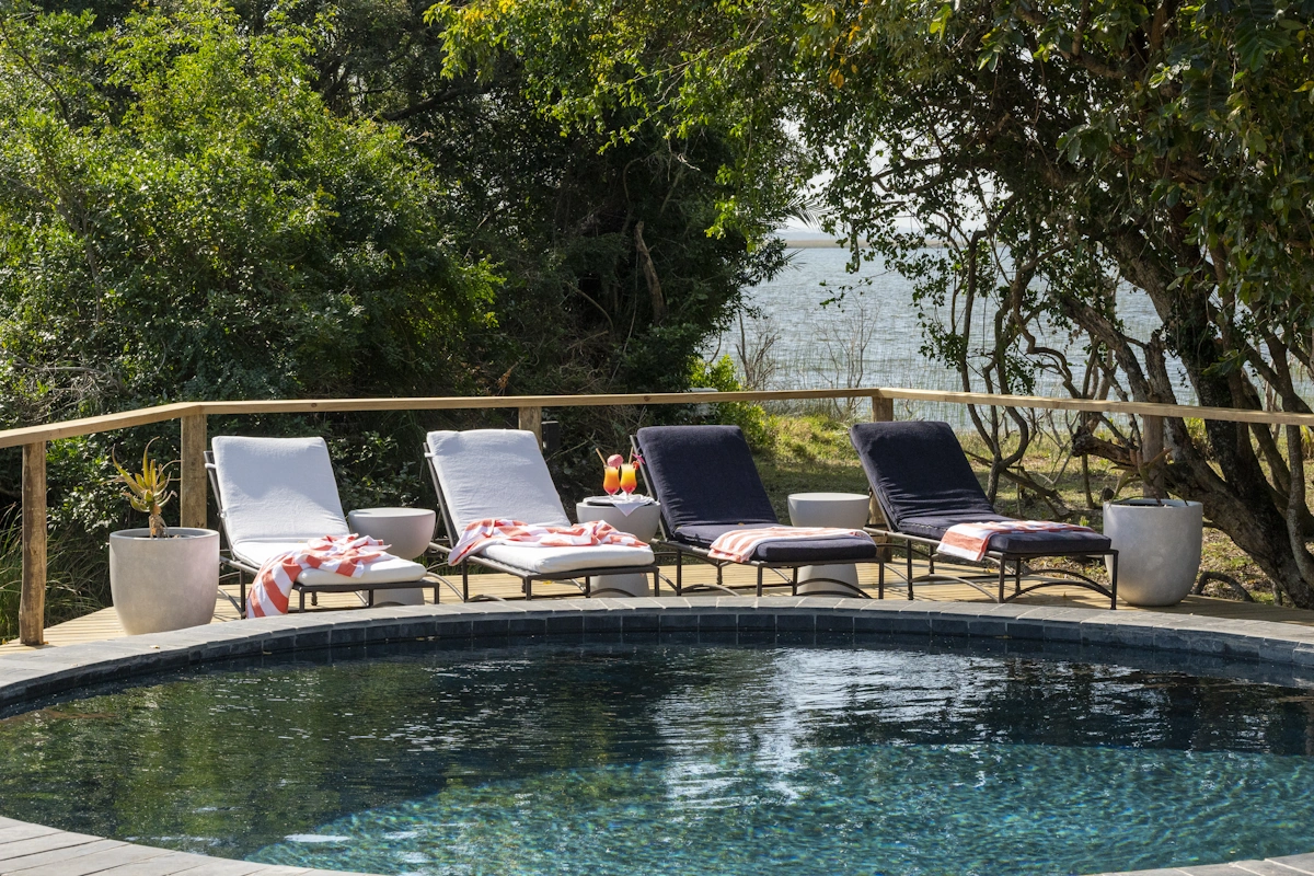 Makakatana Bay Lodge zwembad 002.webp