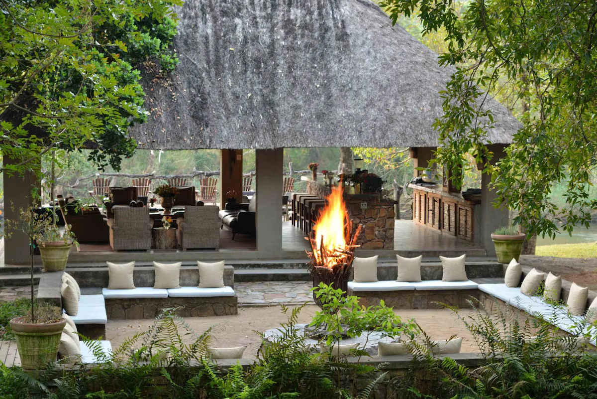 Summerfields Rose Retreat and Spa poolbar 001.webp