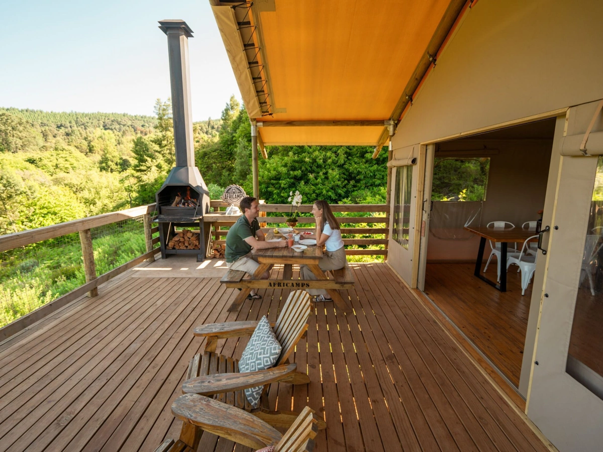AfriCamps Magoebaskloof standaard tent buiten eten 001.webp