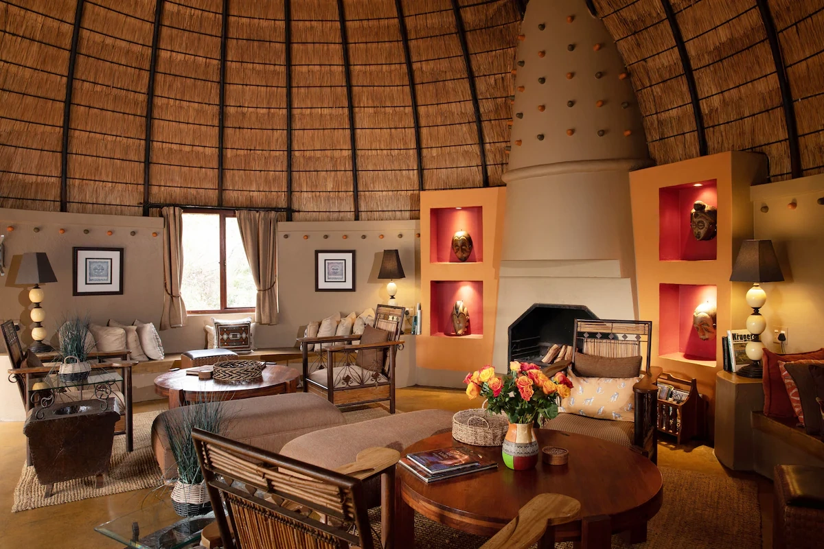 Hoyo Hoyo Safari Lodge lounge 001.webp