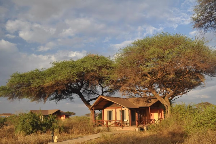 Kilima Safari Camp tent buitenkant.webp