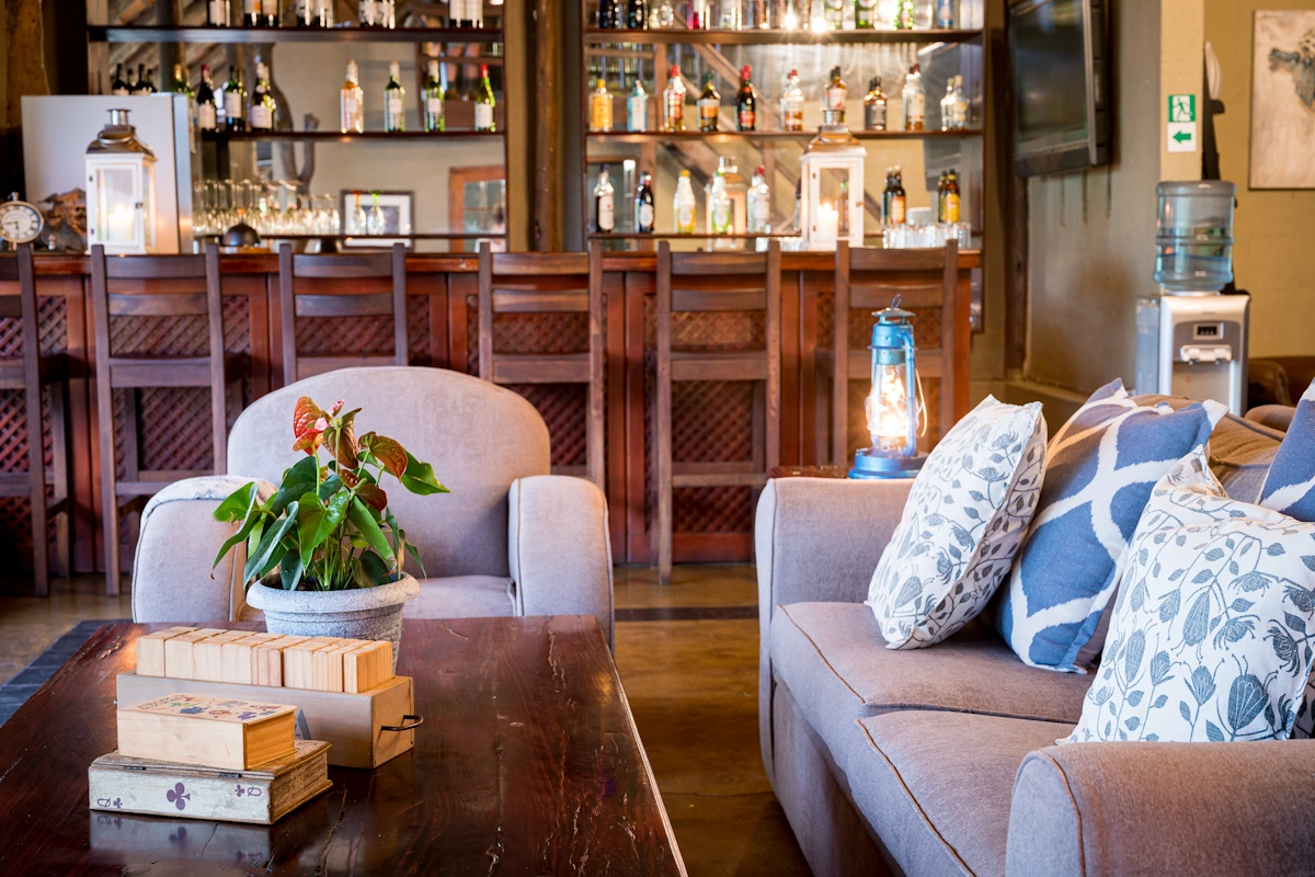 Kambaku Safari Lodge bar 001.webp