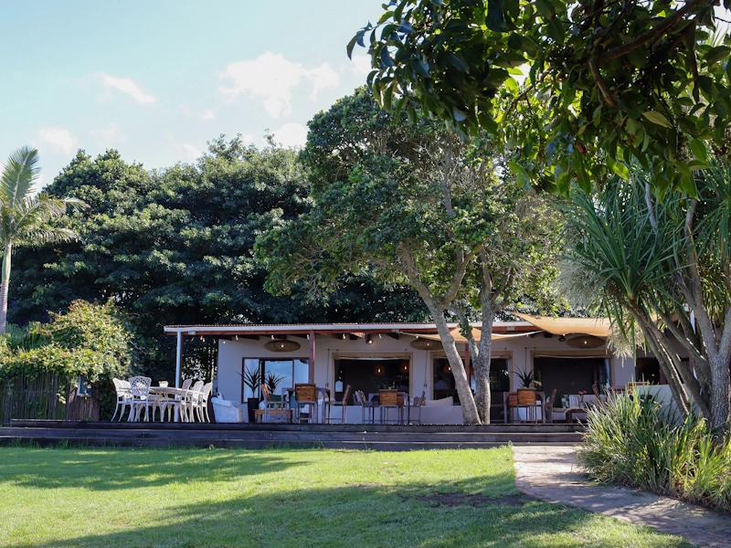 Misty Mountain Reserve Ocean View Family Lodge restaurant buiten.webp
