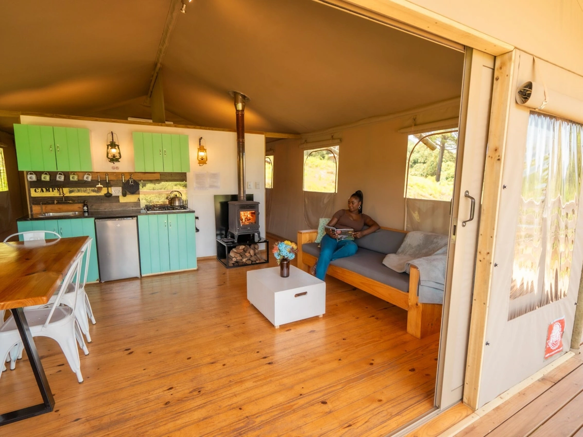 AfriCamps Magoebaskloof standard tent van binnen 001.webp