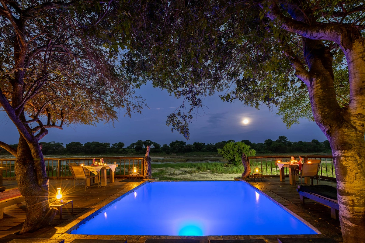 Umkumbe Safari Lodge Riverside zwembad 001.webp