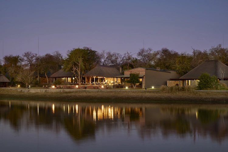 Arathusa Safari Lodge in de avond 001.webp