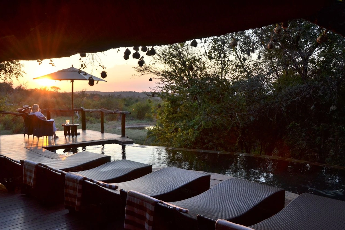 Motswiri Private Safari zonsondergang buiten zitten.webp