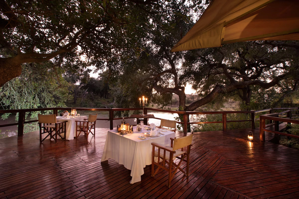 Hamiltons Tented Camp buiten ontbijt 001.webp