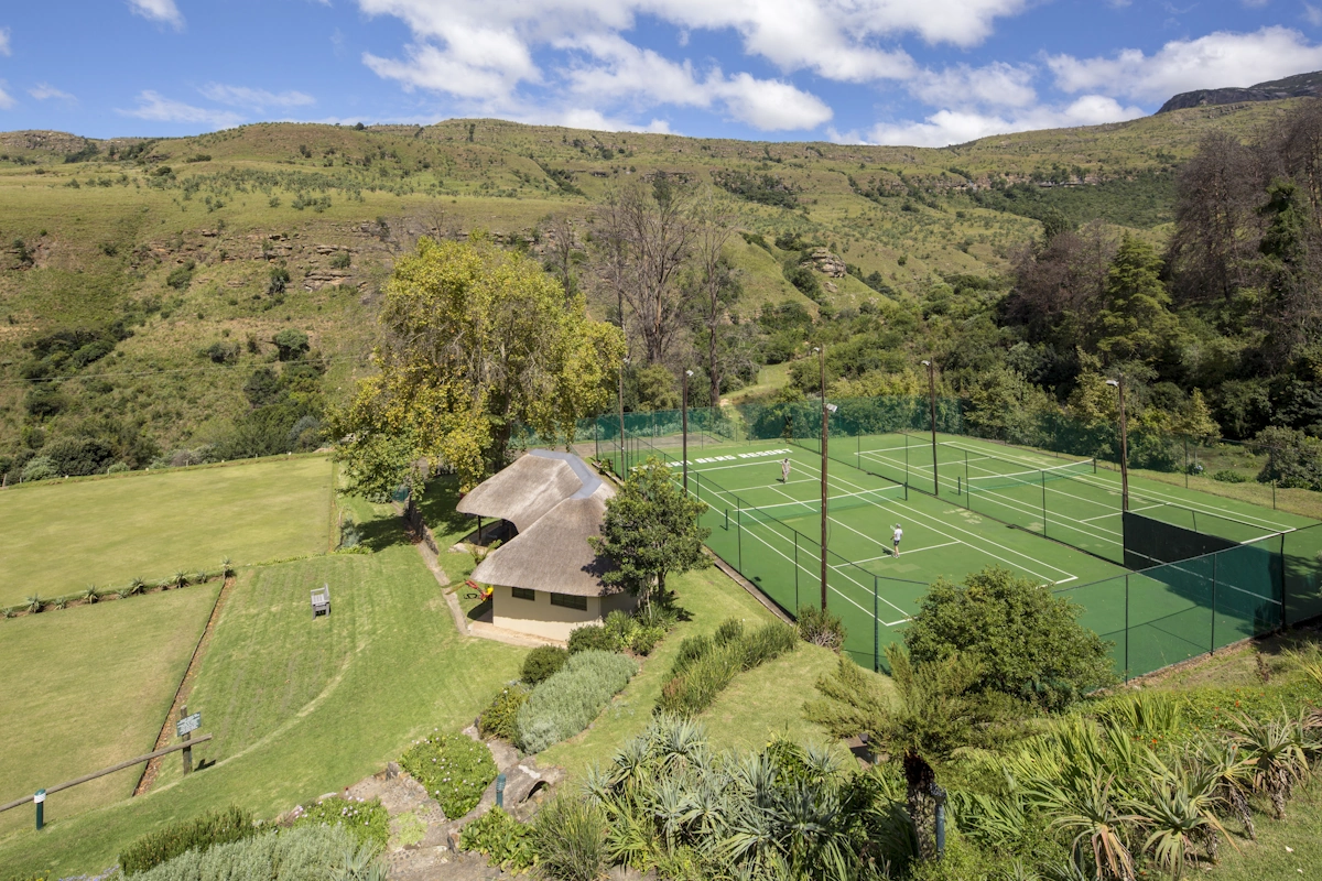 The Cavern Drakensberg Resort & Spa tennisbaan 001.webp