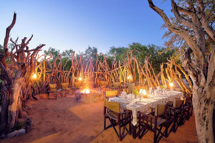 Parsons Hilltop Safari Camp buiten eten 0012.webp