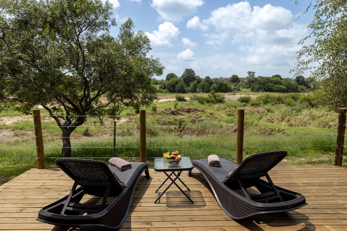 Umkumbe Safari Lodge Riverside terrasje buiten 001.webp