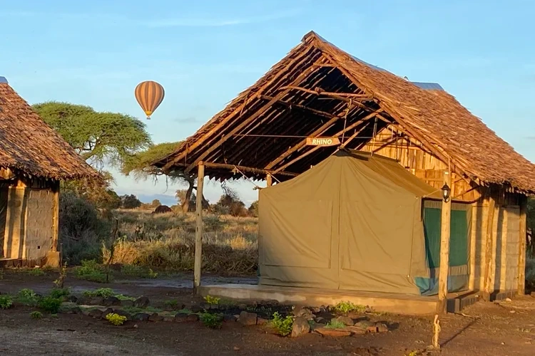 Amboseli Discovery Camp safaritent buitenkant.webp
