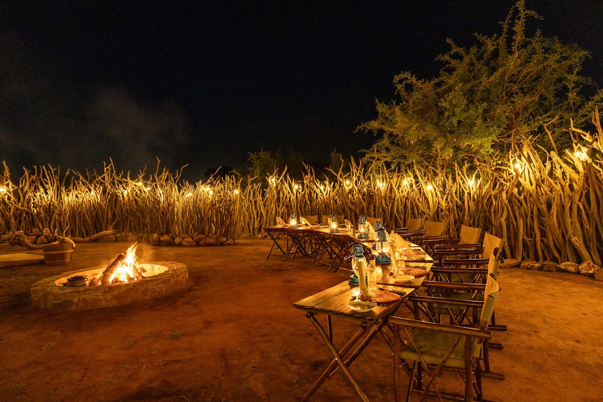 Buffalo Ridge Safari Lodge buiten eten bij buma.webp
