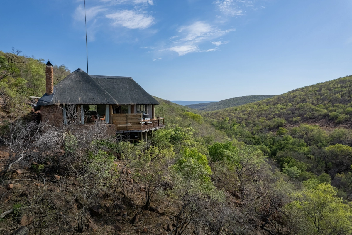 Sediba Luxury Safari Lodge rock lodge suite buitenkant.webp