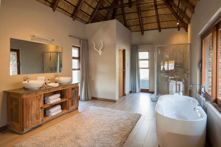 Arathusa Safari Lodge water_facing_room_bathroom5.webp