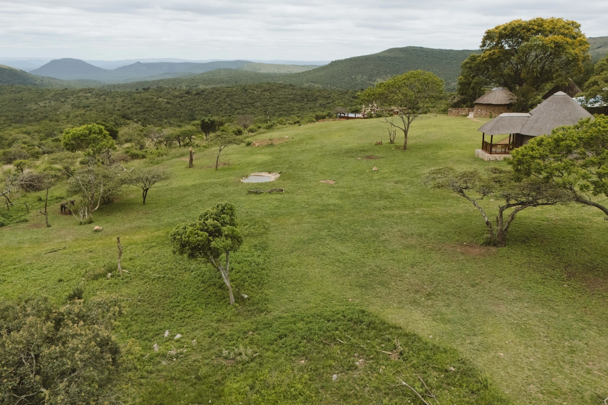 Makongo Hills Lodge terrein 001.webp