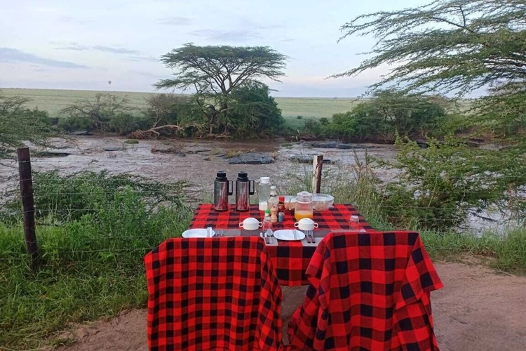 Mara Duma Bush Camp ontbijt buiten.webp