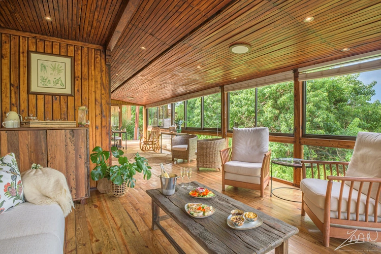 The Fernery Lodge and Spa buiten lounge.webp