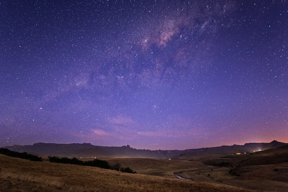The Cavern Drakensberg Resort & Spa in de nacht 001.webp