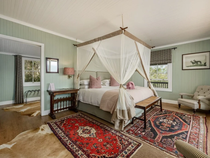 Camp Figtree superior suite 003.webp