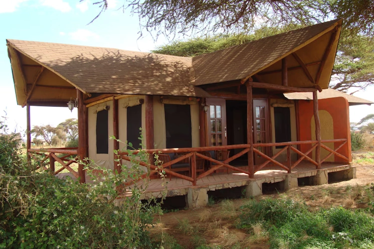 Kilima Safari Camp huisje buiten.webp