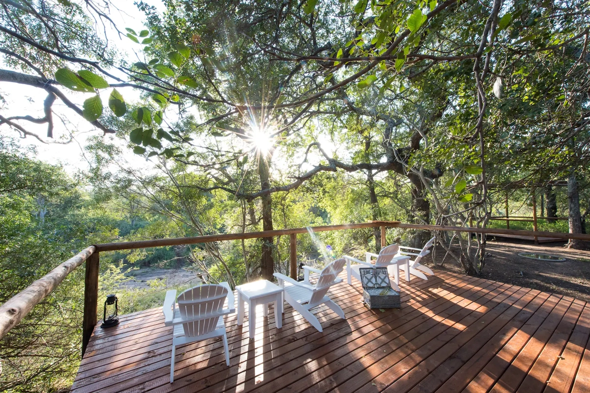 Bushbaby River Lodge buiten dek 001.webp