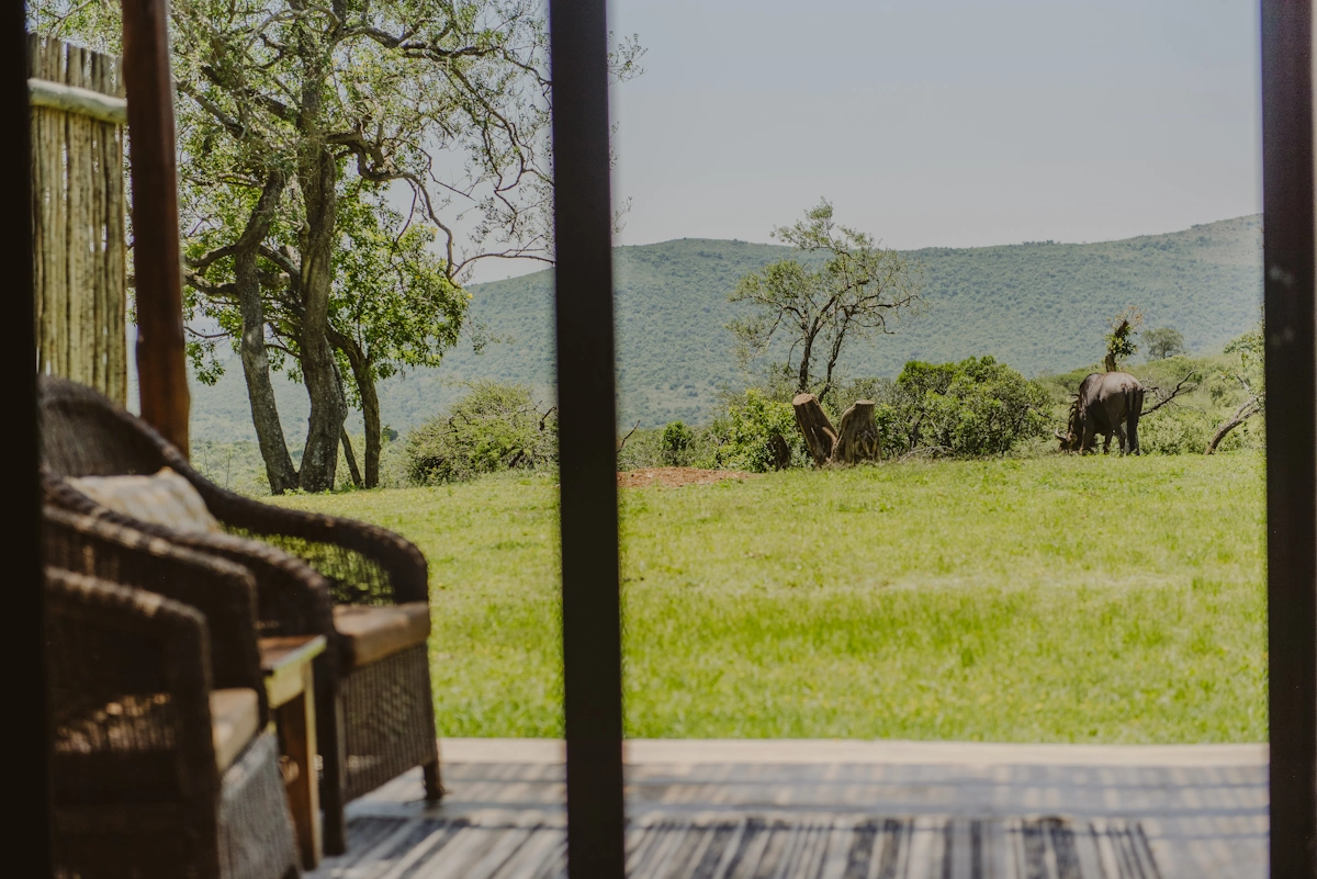 Makongo Hills Lodge uitzicht zitje buiten 002.webp