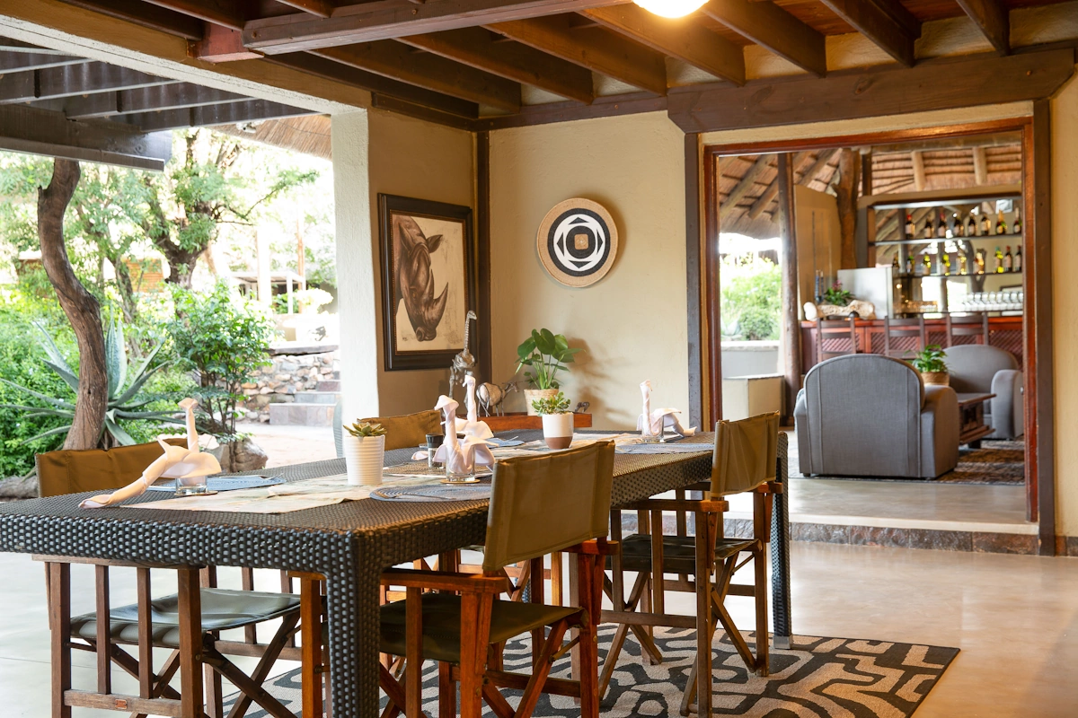 Kambaku Safari Lodge dining area 001.webp
