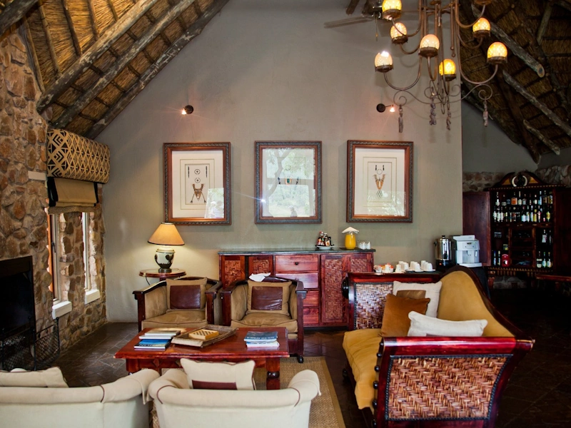 Entabeni Kingfisher Lodge lounge 001.webp