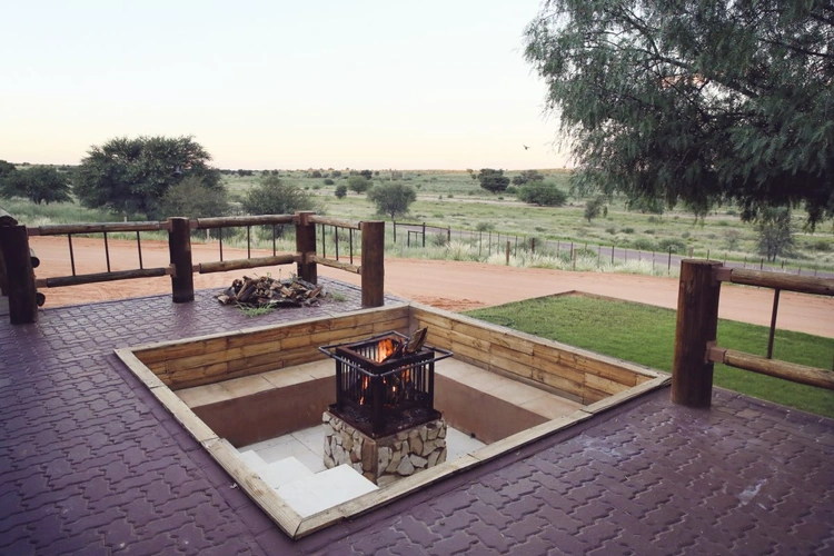 Kgalagadi Lodge buitenhaard.webp