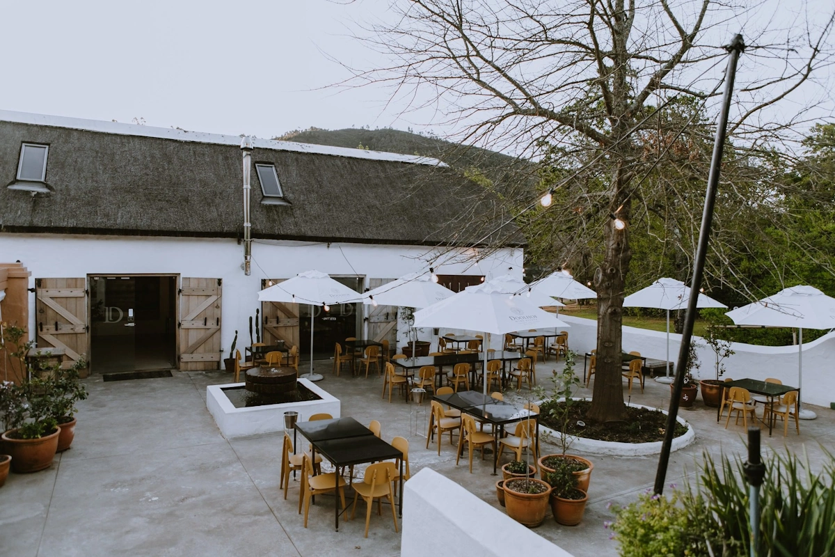 AfriCamps at Doolhof restaurant terras buiten 001.webp