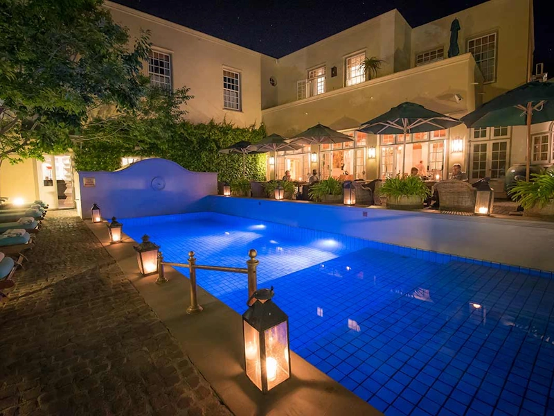 Hout Bay Manor zwembad avond.webp