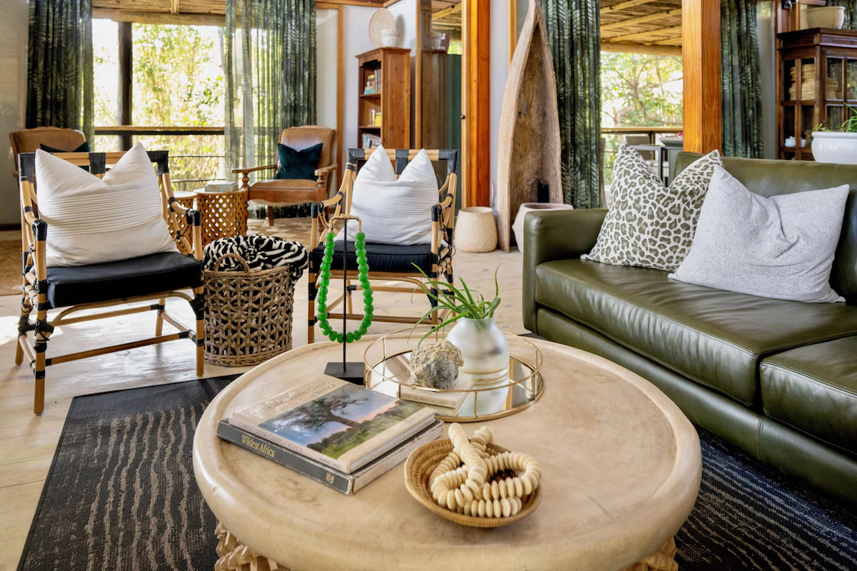 Makakatana Bay Lodge lounge 001.webp