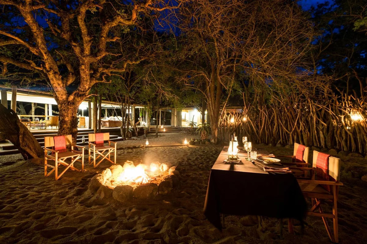 Rhino Sands Safari Camp buiten dineren 002.webp