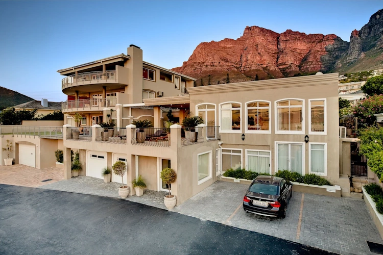 3 On Camps Bay Boutique Hotel luxury room voorkant.webp