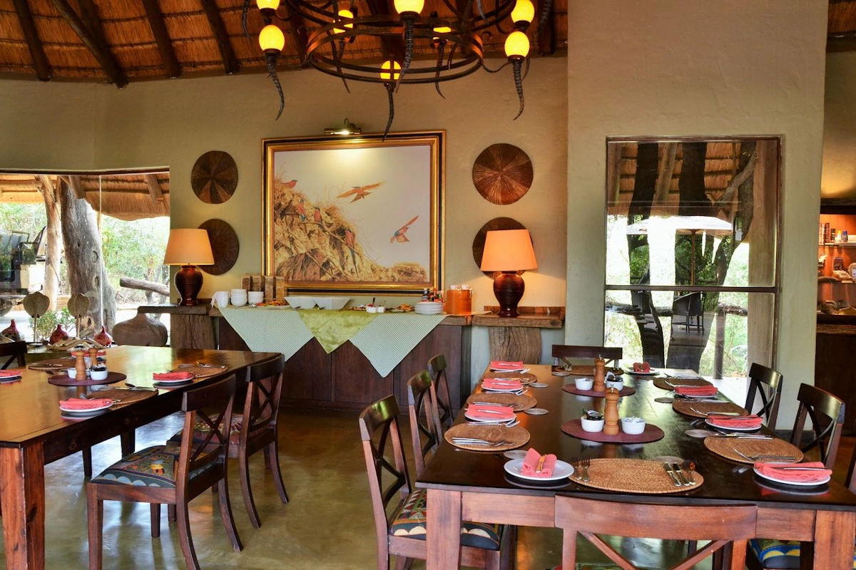 Motswiri Private Safari eetkamer binnen.webp