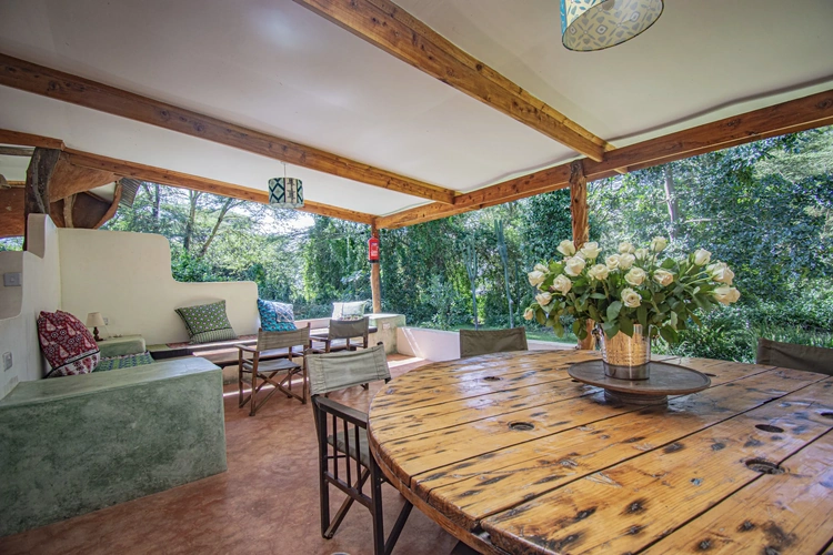 Carnelly’s Camp at Lake Naivasha buiten zitten.webp