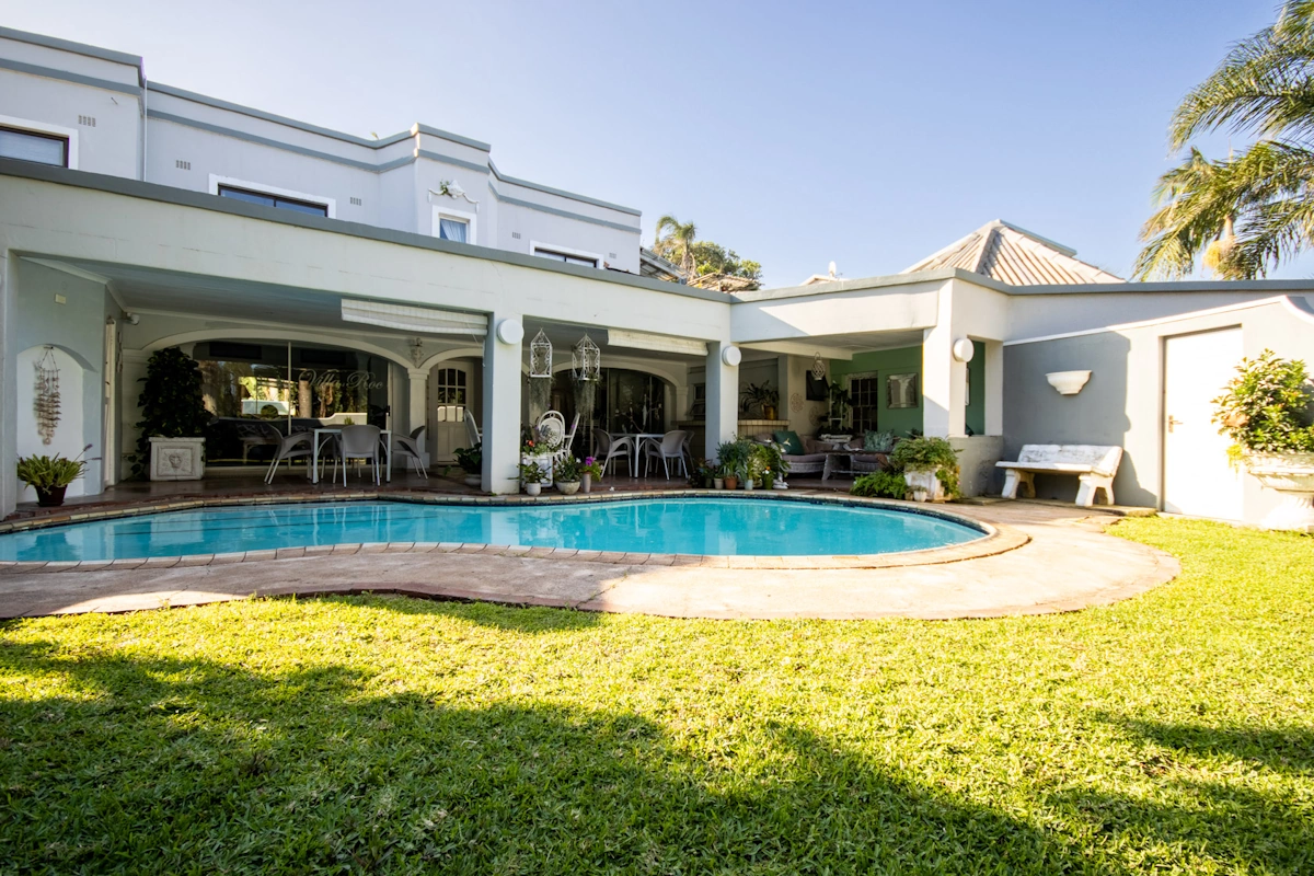 Villa Roc Guesthouse tuin met zwembad 001.webp
