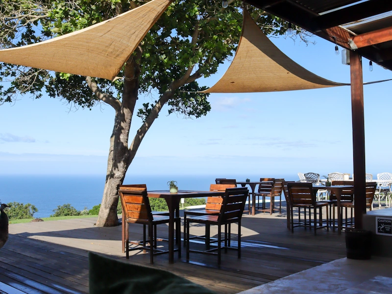 buitenMisty Mountain Reserve Ocean View Family Lodge hoofdgebouw terras uitzicht.webp