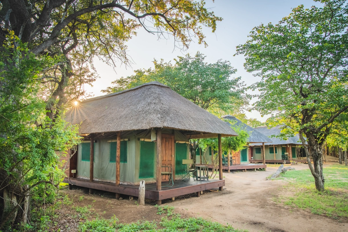 002Shindzela Tented Safari Camp tenten buitenkant.webp