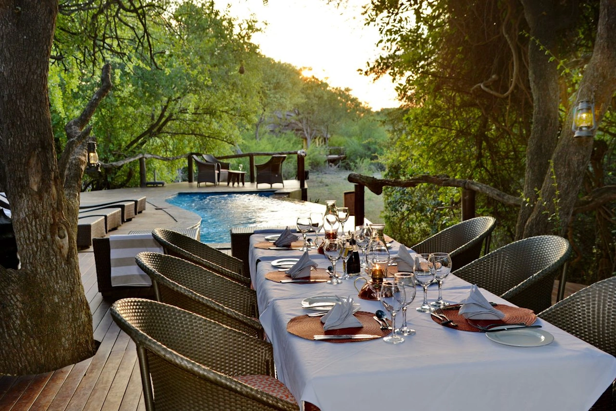 Motswiri Private Safari buiten dineren.webp