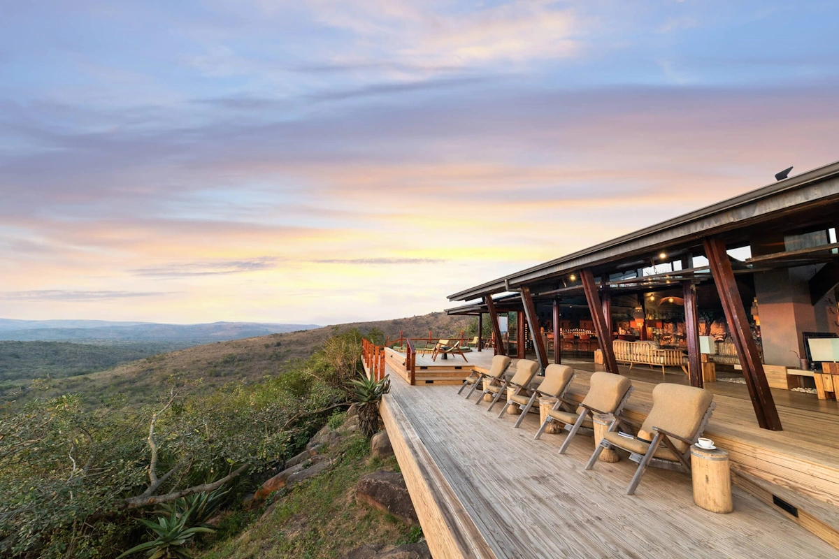 Rhino Ridge Safari Lodge zitjes met uitzicht 001.webp