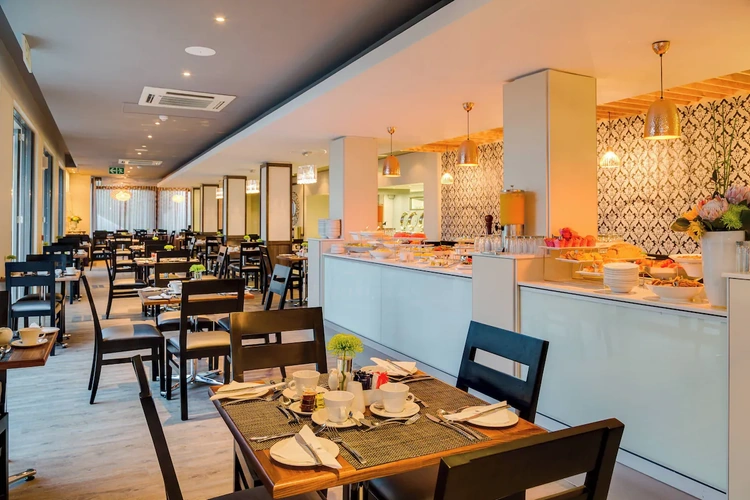 Waterfront Breakwater Lodge restaurant.webp