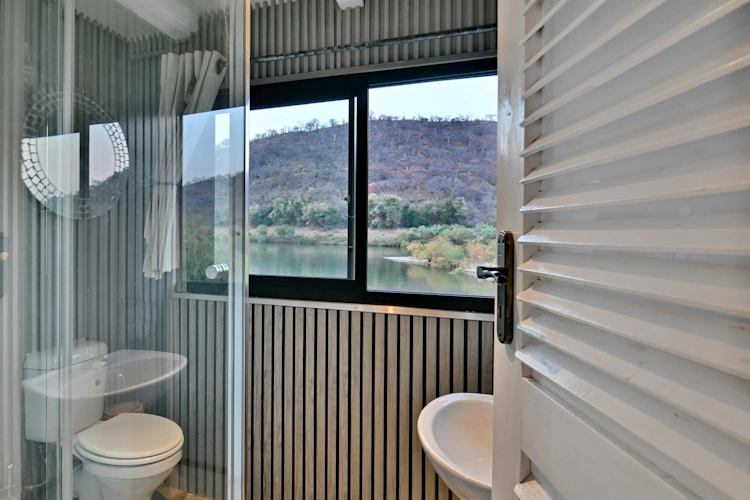 1760357813137zambezi-trader-c-deck-cabin-29--5-.webp