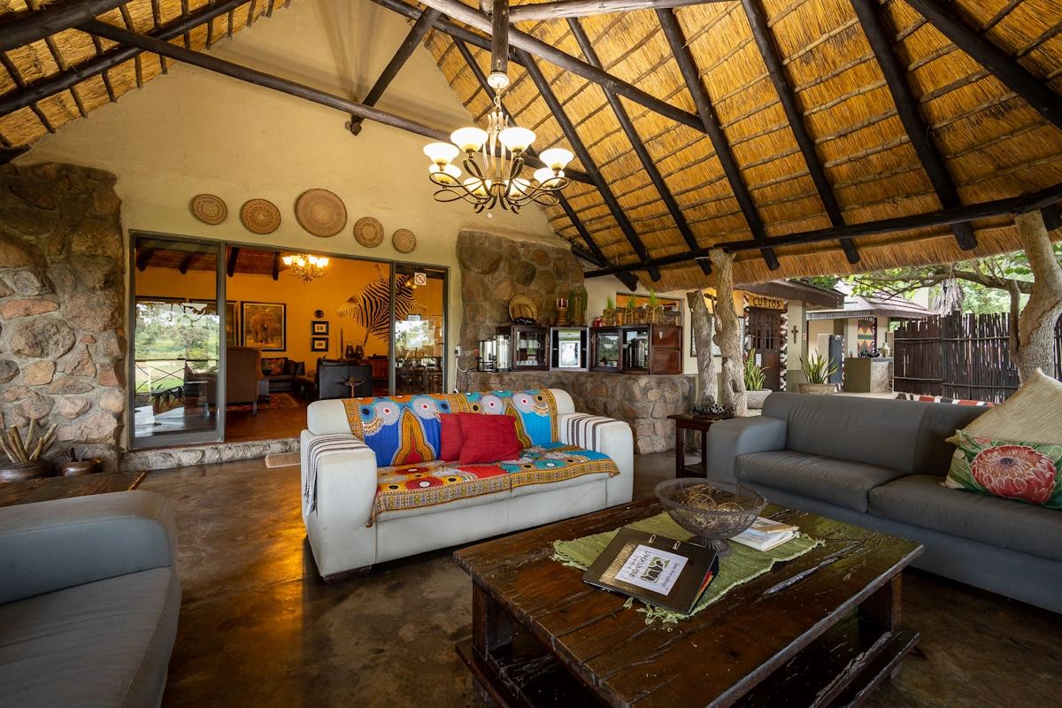 Umkumbe Safari Lodge Riverside lounge 001.webp